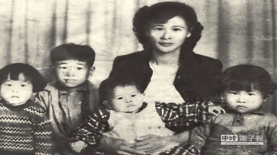 照片裡澎母抱著澎恰恰，她身兼父職把孩子帶大。（資料照片）