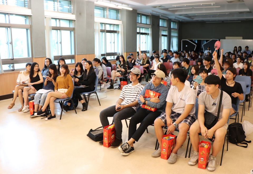 同學們熱烈搶答,現場氣氛歡樂 (圖/中天電視提供)