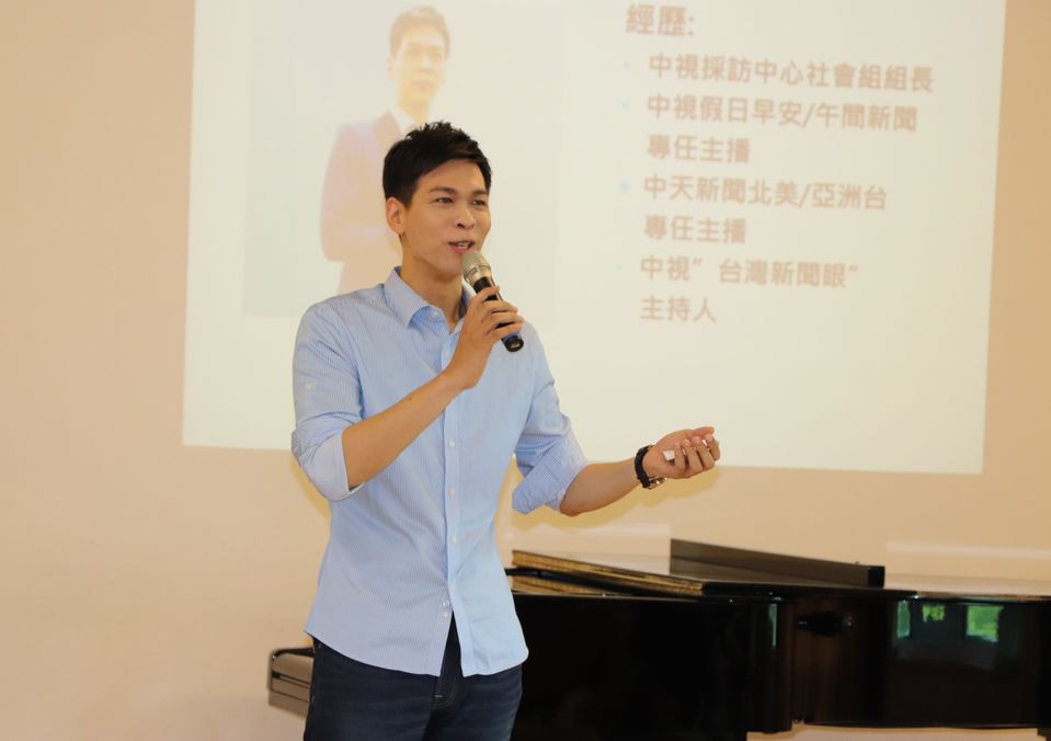 主播張以仁和學生們分享工作甘苦, 也談論孝親觀念 (圖/中天電視提供)