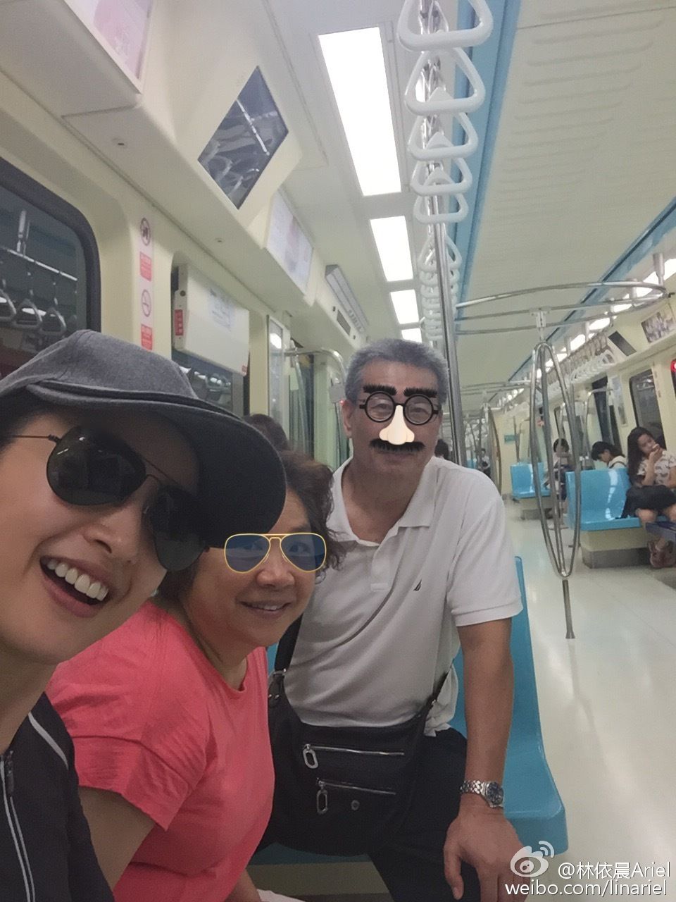 林依晨（左）曾帶著爸爸、媽媽一起搭捷運爬象山。（取材自微博）