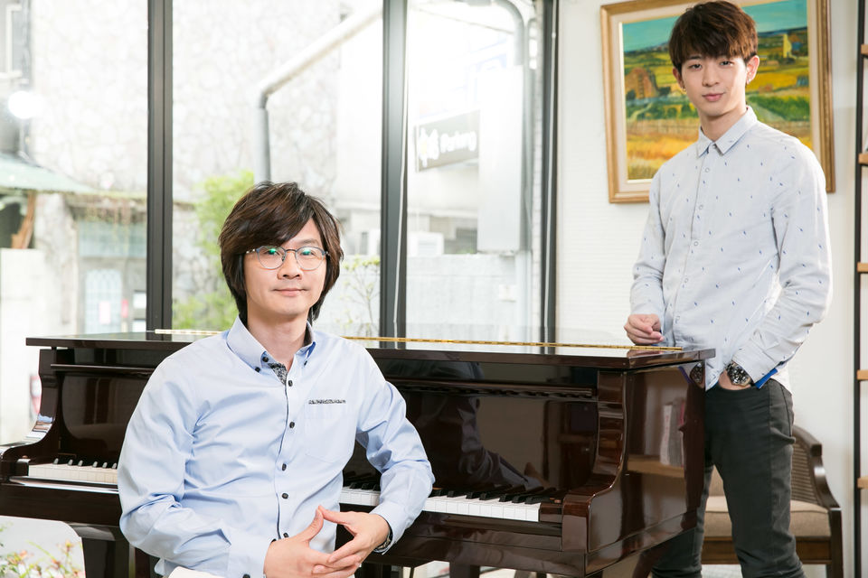 林亭翰（右）遺傳爸爸林隆璇音樂天賦，進軍演藝圈。（林晉加攝）場地提供：青田藝集