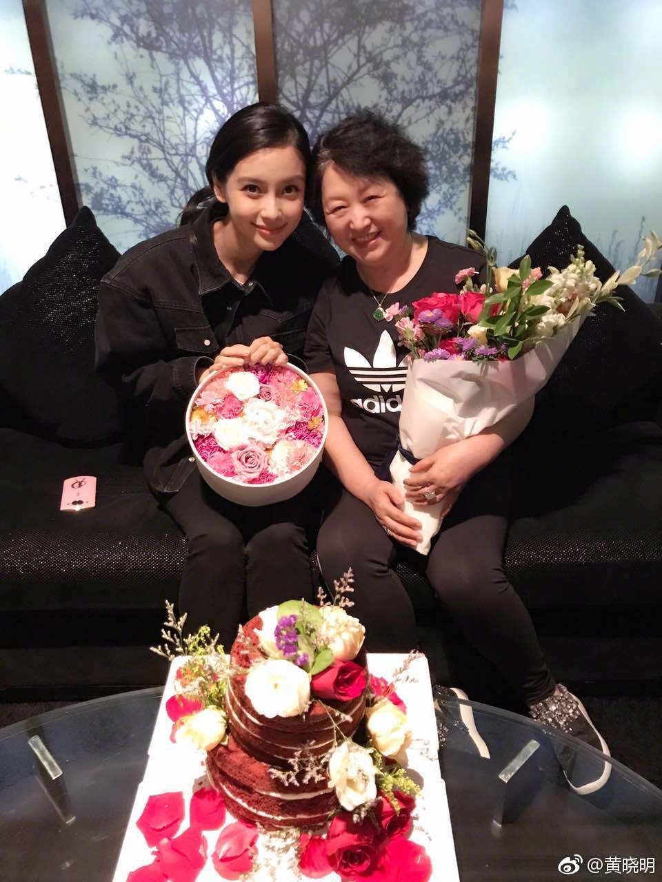 黃曉明的老婆Angelababy（左）跟婆婆關係很好。（取材自微博）
