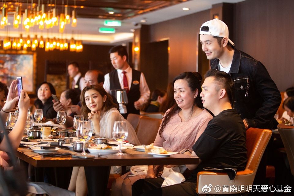 黃曉明和家人合影