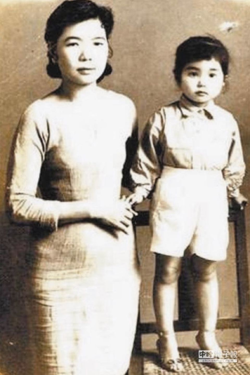 陳美鳳小時候腳上蹬的高跟鞋是養母買給她的。