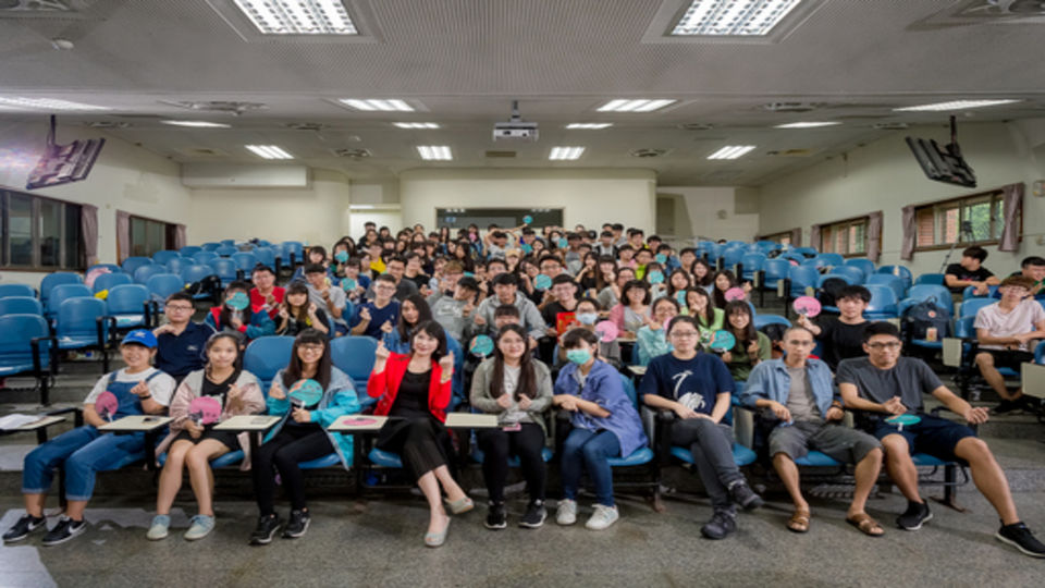 中央社 : 中天主播劉盈秀到長榮大學 宣傳旺旺孝親獎