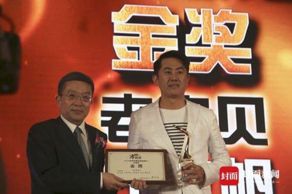 上海市委常委、統戰部部長鄭鋼淼為社會組金獎《老寶貝》得主莊立帆頒獎。