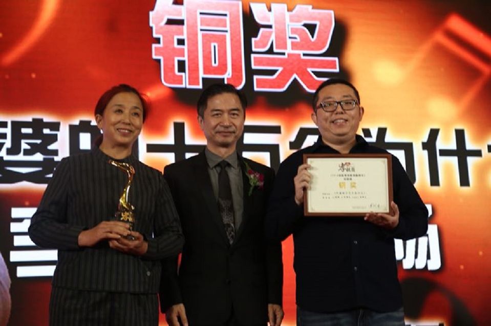評審團副主席黃舒駿為社會組銅獎《外婆的十萬個為什么》頒獎