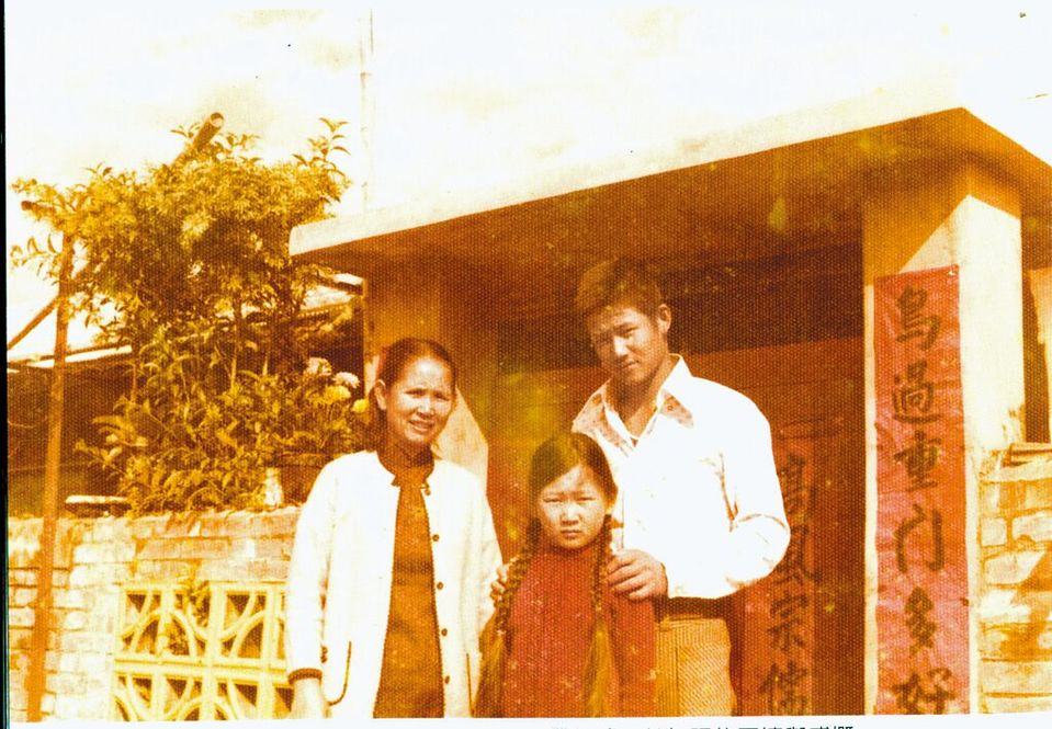徐乃麟（右）年輕時跟母親（左）、妹妹住在嘉義眷村。（艾迪昇傳播提供）