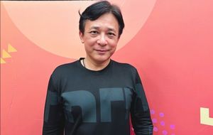 現年56歲的資深演員胡鴻達，雖然螢光幕前常以反派形象深植人心，但現實生活中卻是個...