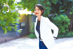 總散發正能量的丁寧，接受第4屆「旺旺孝親獎」專訪時提及逝世多年的母親，回憶起母女...