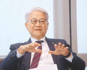 「談到我父親，確實比較容易感性」，每當臺新新光金控董事長吳東亮公開場合回憶起先父...