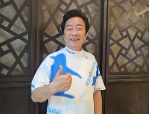 夫妻倆婚後為了養活一家十口，幾乎把所有時間都投入工作。母親更是天未亮就出門替人洗...